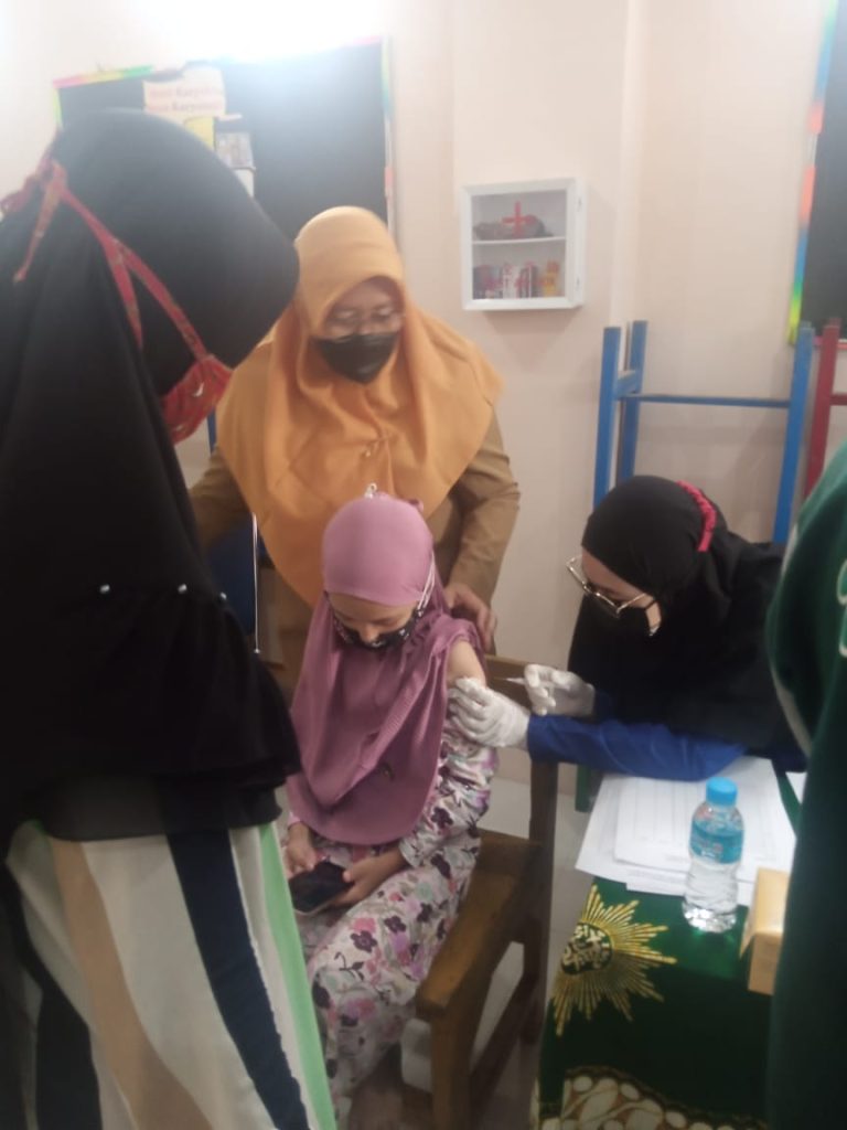 Ajakan Berani Lawan Omicron, Ratusan Siswa SD Muhammadiyah 12 Surabaya Gelar Aksi Cap Tangan Usai Vaksinasi