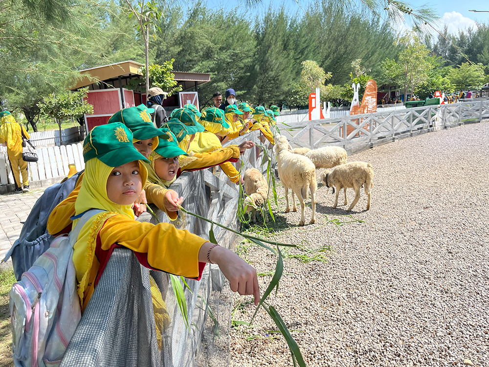 Outing Class SHQ SD Muhammadiyah 12 Surabaya: Bentang Alam dan Keterkaitannya dengan Profesi Masyarakat Sekitar